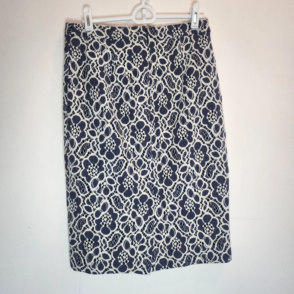 Halogen Blue White Floral Lace Pencil Skirt Size 2P Knee Length Romantic Elegant